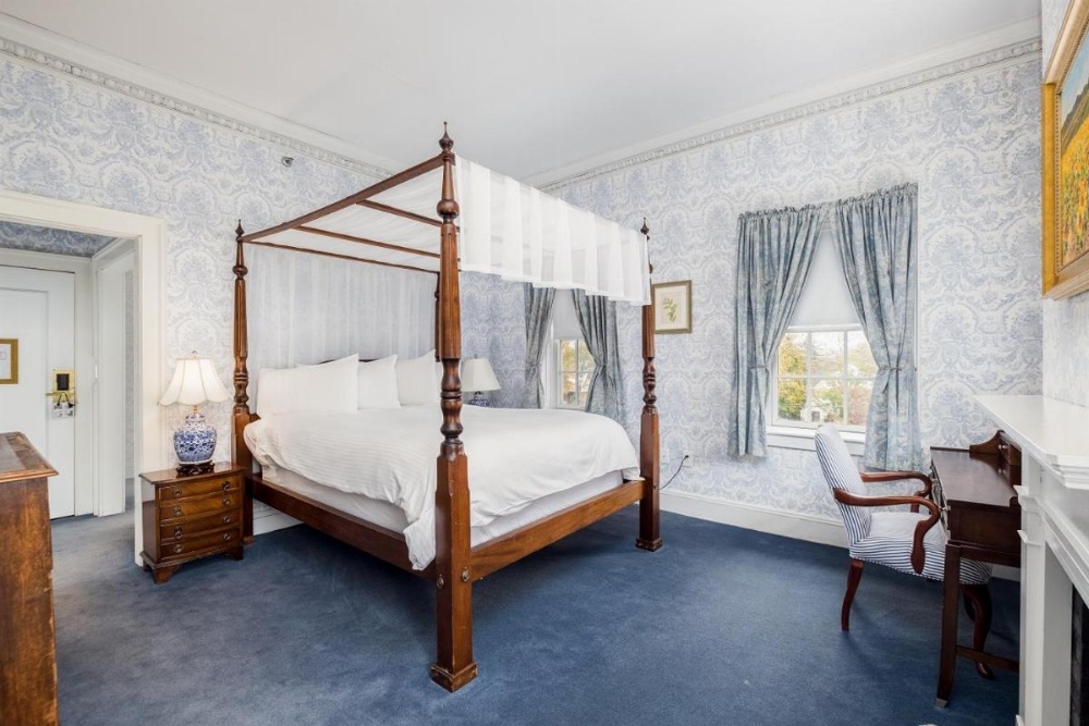 Queen Room with Sofa Bed